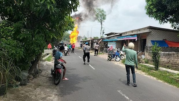 truk muat elpiji terbakar di sumenep