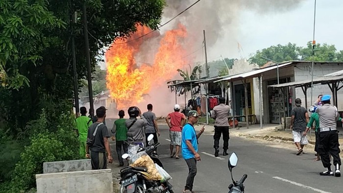 truk muat elpiji terbakar di sumenep