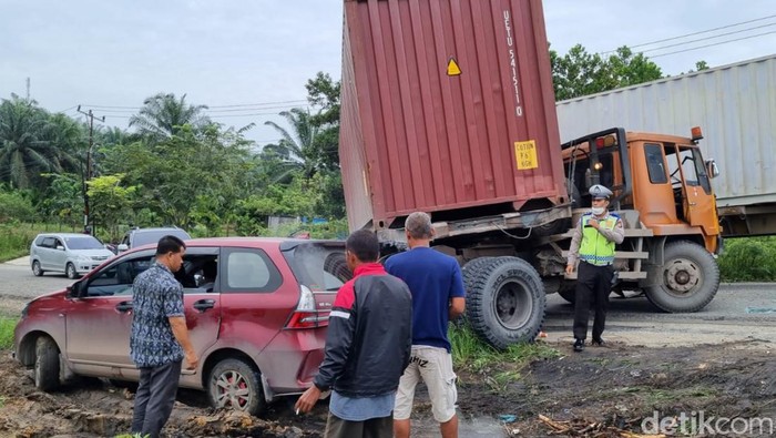 Truk trailer tak kuat menanjak menyebabkan jalur Pekanbaru-Pelalawan macet parah.