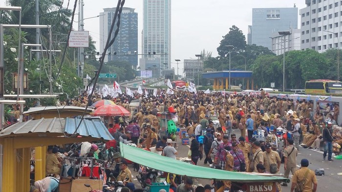 Tukang bakso di tengah demo di depan DPR (Rumondang-detikcom)