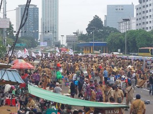 Cerita Pedagang Bakso Spesialis Saat Demo