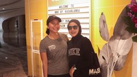 Dinding komunitas di dalam toko yang berisi pengumuman berbagai acara mendatang dan pertemuan member exclusive menambah daya tarik tampilan dan nuansa toko.