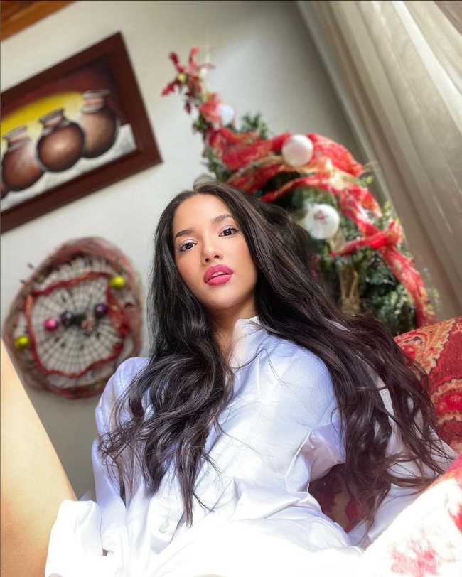 Menjalani hidup tanpa kedua tangan dan hanya satu kaki tak membuat Victoria patah arang. Dia tetap bekerja keras menjajaki karier sebagai model. Foto: Instagram/@vicco_salcedo