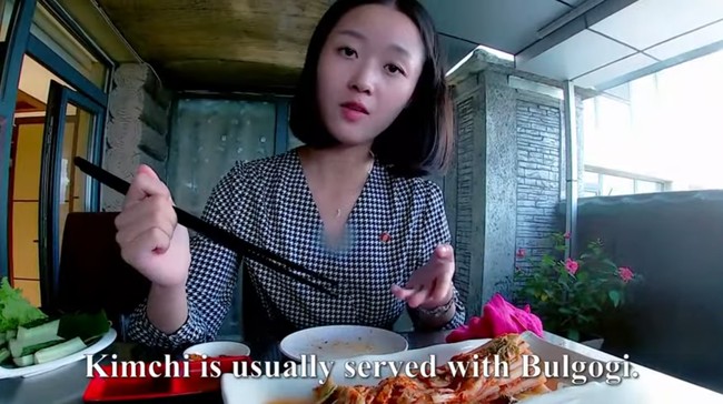 Ironi YouTuber Korea yang tidak bisa ditonton oleh anak-anak Korea Utara ㅋㅋㅋㅋ Fakta bahwa seorang gadis Korea Utara dapat berbicara Bahasa Inggris dengan lancar berarti dia berasal dari keluarga yang kuat, komentar sejumlah netizen Korea Selatan setelah menonton vlog YuMi. Foto: dok. YouTube Olivia Natasha- YuMi Space DPRK daily