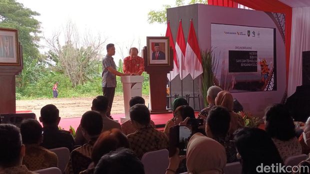 Wali Kota Solo Gibran Rakabuming Raka dan founder Tahir Foundation, Dato Sri Tahir groundbreaking Museum Budaya Sains dan Tekonoligi Bengawan Solo di Jebres, Rabu (25/1/2023).