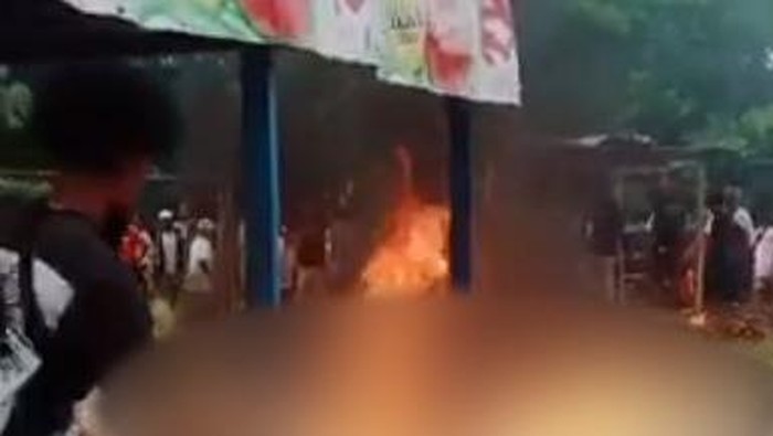 Wanita dibakar hidup-hidup di Kota Sorong, Papua Barat, karena dituduh sebagai penculik anak oleh sjeumlah warga.