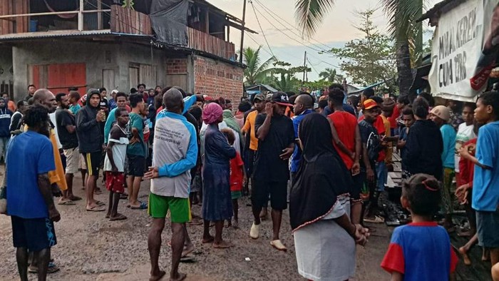Wanita dibakar hidup-hidup di Kota Sorong, Papua Barat, karena dituduh sebagai penculik anak oleh sjeumlah warga.