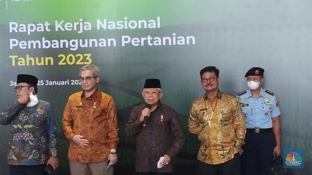 Wapres didampingi Menteri Pertanian saat jumpa pers usai pembukaan Rapat Kerja Nasional Pembangunan Pertanian 2023. (CNBC Indonesia/Martyasari Rizky)