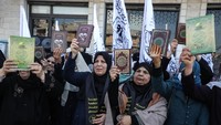 Pembakaran salinan Al-Quran dilakukan oleh Rasmus Paludan, pemimpin partai politik sayap kanan Denmark Garis Keras. Paludan, yang juga berkewarganegaraan Swedia, pernah menggelar sejumlah demonstrasi di masa lalu, ketika dia membakar Al-Quran. (Majdi Fathi/NurPhoto via Getty Images)  