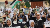 Warga Gaza melakukan protes terhadap aksi pembakaran Al-Quran yang terjadi di Swedia. (Ashraf Amra/Anadolu Agency via Getty Images)  