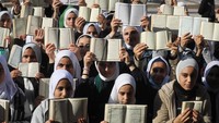 Aksi tersebut terjadi pada saat demonstrasi anti-Turki dan upaya Swedia untuk bergabung dengan NATO yang terjadi di Stockholm, Swedia. Aksi pembakaran salinan Al-Quran tersebut meningkatkan ketegangan antara Swedia dengan Turki yang membutuhkan dukungan Ankara untuk masuk ke aliansi militer. (Ashraf Amra/Anadolu Agency via Getty Images)  