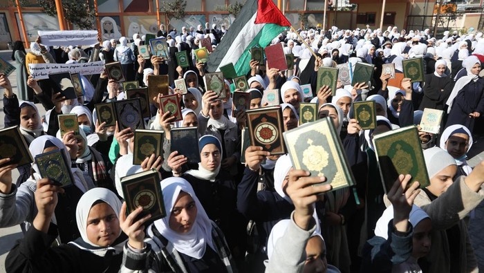 Warga Gaza Kecam Aksi Pembakaran Al-Qur'an di Swedia KHAN YOUNIS, GAZA - JANUARY 24: People stage a protest against the burning of the Quran in Sweden in front of Swedish Embassy in Khan Younis, Gaza on January 24, 2023. (Photo by Ashraf Amra/Anadolu Agency via Getty Images)