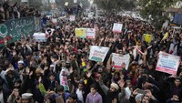 Para pendukung partai Liga Muslim Markazi Pakistan melakukan unjuk rasa untuk memprotes aksi pembakaran Al-Quran yang dilakukan oleh seorang politikus anti-islam Rasmus Paludan. AP Photo/K.M. Chaudary