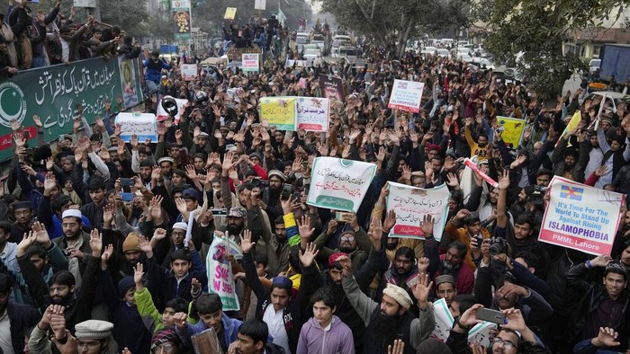 Warga Muslim Pakistan Turun ke Jalan Protes Pembakaran Alquran di Swedia Warga muslim di Pakistan memprotes atas aksi pembakaran Al-Qur'an di Swedia. Mereka membakar bendera Swedia dan poster wajah Rasmus Paludan.