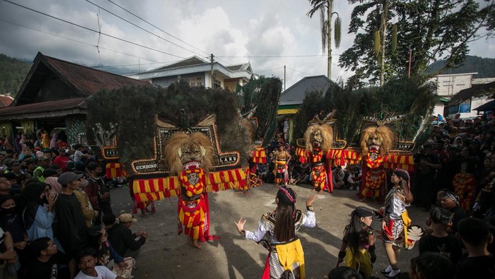 Penampilan kesenian reog setempat pada Tradisi Mondosiyo di Dusun Pancot, Kalisoro, Tawangmangu, Karanganyar, Jawa Tengah, Selasa (24/1/2023). Tradisi yang digelar setiap tujuh lapan sekali atau tiap Selasa Kliwon Wuku Mondosiyo dalam penanggalan Jawa tersebut merupakan wujud syukur warga dusun kepada Tuhan YME atas limpahan berkah dan rezeki yang diberikan. ANTARA FOTO/Mohammad Ayudha/aww.