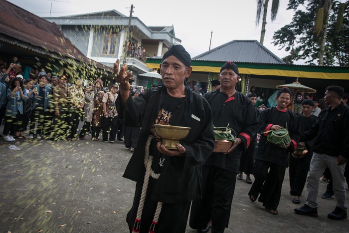 Tokoh adat desa menabur beras kuning pada Tradisi Mondosiyo di Dusun Pancot, Kalisoro, Tawangmangu, Karanganyar, Jawa Tengah, Selasa (24/1/2023). Tradisi yang digelar setiap tujuh lapan sekali atau tiap Selasa Kliwon Wuku Mondosiyo dalam penanggalan Jawa tersebut merupakan wujud syukur warga dusun kepada Tuhan YME atas limpahan berkah dan rezeki yang diberikan. ANTARA FOTO/Mohammad Ayudha/aww.