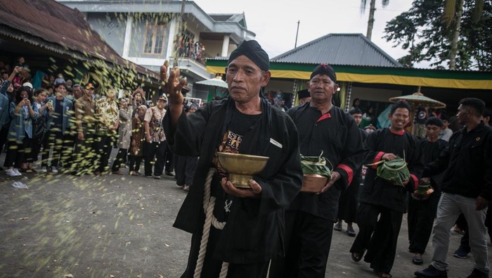 Tokoh adat desa menabur beras kuning pada Tradisi Mondosiyo di Dusun Pancot, Kalisoro, Tawangmangu, Karanganyar, Jawa Tengah, Selasa (24/1/2023). Tradisi yang digelar setiap tujuh lapan sekali atau tiap Selasa Kliwon Wuku Mondosiyo dalam penanggalan Jawa tersebut merupakan wujud syukur warga dusun kepada Tuhan YME atas limpahan berkah dan rezeki yang diberikan. ANTARA FOTO/Mohammad Ayudha/aww.