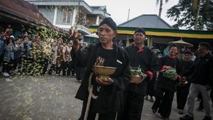 Warga Tawangmangu Membayar Nazar Lewat Tradisi Mondosiyo