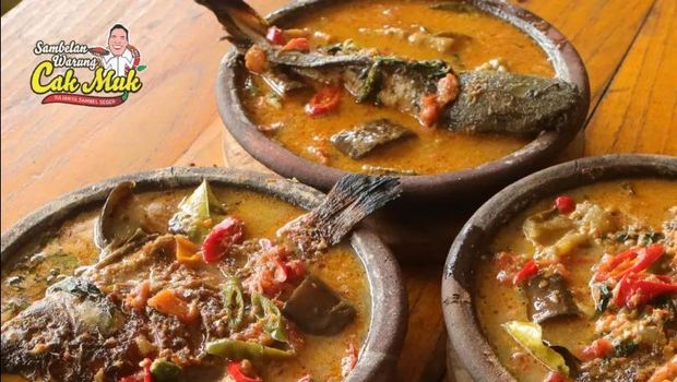 Warung Cak Muk mengusung konsep lesehan. Warung ini cocok untuk makan rame-rame bersama keluarga atau teman.
