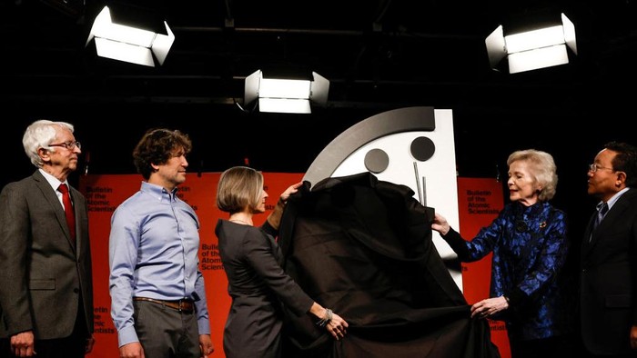 WASHINGTON, DC - JANUARY 24: The 2023 Doomsday Clock is moved ahead of a live-streamed event with members of the Bulletin of the Atomic Scientists on January 24, 2023 in Washington, DC. This year the Doomsday Clock is set at ninety seconds to Midnight (Photo by Anna Moneymaker/Getty Images)