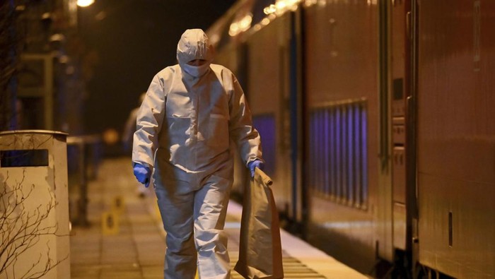2 Orang Tewas Ditusuk di Kereta Jerman An investigator in a white protective suit works in the regional train that had been driven onto a siding in Neumunster, Germany, Wednesday, Jan. 25, 2023. A knife-wielding man described as a stateless Palestinian has fatally stabbed several people and injured others on a train in northern Germany before being grabbed by passengers and arrested by police, officials said. The motive of Wednesday's attack was not immediately known. (Jonas Walzberg/dpa via AP)