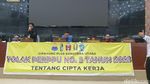 Potret Aksi Mahasiswa Tolak Perppu Cipta Kerja Duduki DPRD Sumut
