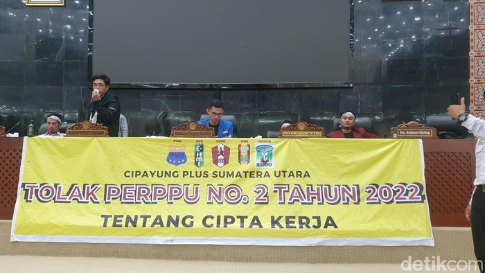 Aksi mahasiswa di DPRD Sumut.