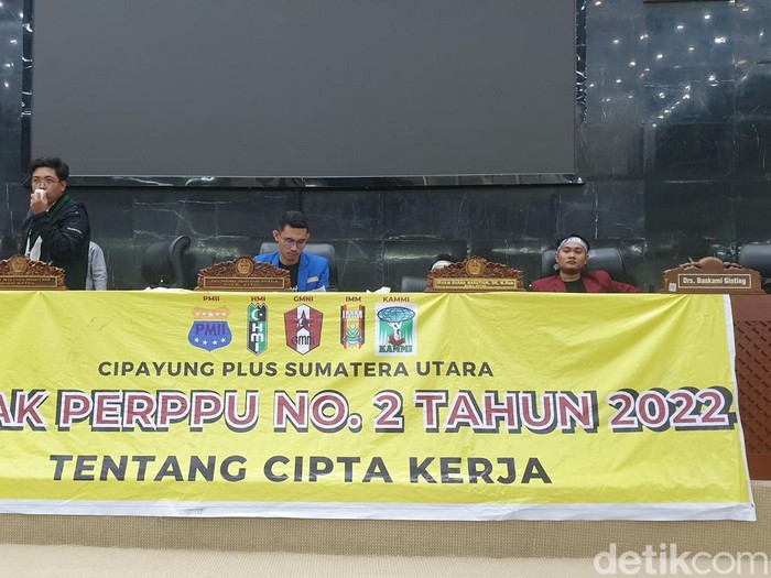 Aksi mahasiswa di DPRD Sumut.