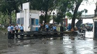 Pagar gedung DPRD Sumut roboh akibat mahasiswa memaksa masuk. (Goklas Wisely/detikSumut)
