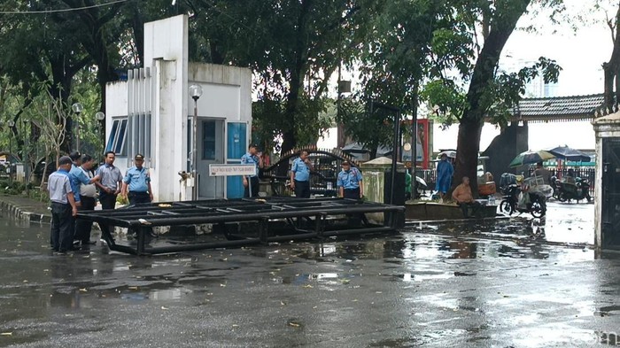 Aksi mahasiswa di DPRD Sumut.