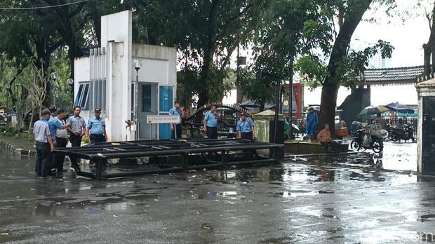 Aksi mahasiswa di DPRD Sumut.