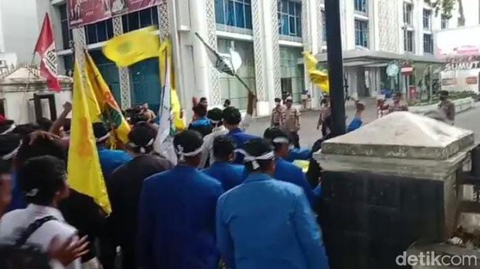 Aksi mahasiswa di gedung DPRD Sumut (Goklas/detikSumut)