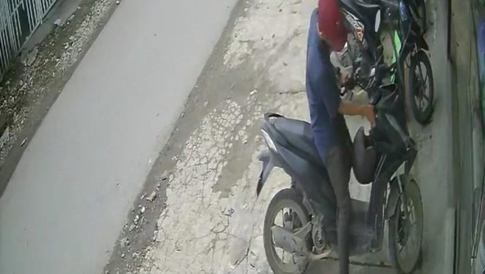 Aksi pencurian sepeda motor di warung kopi di Medan terekam CCTV. (Foto: Istimewa)