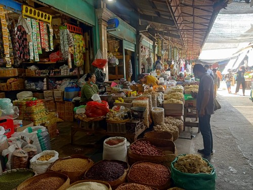 Aktifitas pedagang di Pasar Umum Negara saat melayani pelanggannya, Senin (19/12/2022). (I Putu Adi Budiastrawan/detikBali).