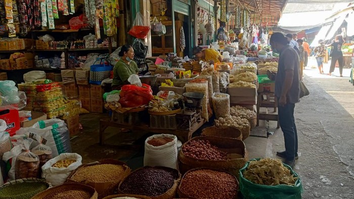 Aktifitas pedagang di Pasar Umum Negara saat melayani pelanggannya, Senin (19/12/2022). (I Putu Adi Budiastrawan/detikBali).
