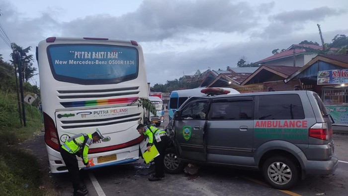 Ambulans menabrak bus yang parkir di pinggir jalan. (Foto: Istimewa)