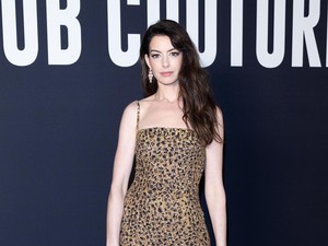 Anne Hathaway Pakai Dress Macan Tutul di Show Valentino, Seksi dan Glamor!