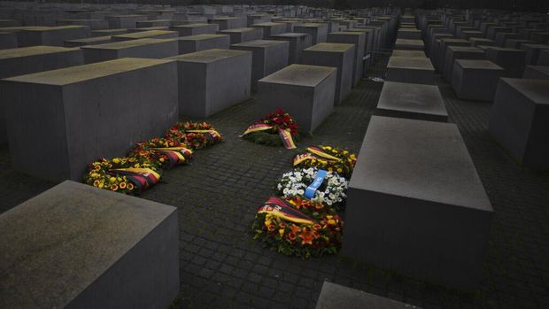 Apa itu Holocaust? Holocaust berkaitan dengan pembunuhan massal kelompok Yahudi oleh Adolf Hitler dan Nazi. Peristiwa Holocaust sering disebut genosida.