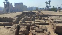 Pemandangan kota berusia 2.000 tahun di Luxor, Mesir, Selasa (24/1/2023). Arkeolog menemukan sejumlah bangunan tempat tinggal serta dua menara merpati yang digunakan sebagai rumah burung merpati.  