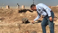 Mostafa Waziri, kepala Dewan Purbakala Mesir saat memeriksa benda yang ditemukan di lokasi.  