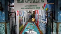 Kawsan ini juga dipercantik dengan mural.