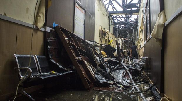 Petugas kepolisian memeriksa kondisi salah satu ruangan Gedung Biro Sumber Daya Manusia (SDM) pasca kebakaran di Mapolda Kalsel, Banjarmasin, Kalimantan Selatan, Kamis (26/1/2023). Polda Kalimantan Selatan akan bekerja sama dengan Laboratorium Forensik (Labfor) Polda Jawa Timur untuk mengetahui penyebab kebakaran yang terjadi di Gedung Biro SDM Polda Kalimantan Selatan.