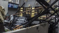 Petugas kepolisian memeriksa kondisi salah satu ruangan Gedung Biro Sumber Daya Manusia (SDM) pasca kebakaran di Mapolda Kalsel, Banjarmasin, Kalimantan Selatan, Kamis (26/01/2023). 