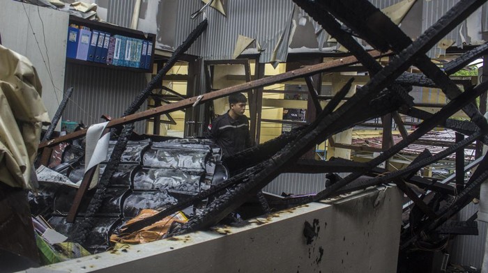 Begini Kondisi Gedung SDM Polda Kalsel Usai Terbakar Petugas kepolisian memeriksa kondisi salah satu ruangan Gedung Biro Sumber Daya Manusia (SDM) pasca kebakaran di Mapolda Kalsel, Banjarmasin, Kalimantan Selatan, Kamis (26/1/2023). Polda Kalimantan Selatan akan bekerja sama dengan Laboratorium Forensik (Labfor) Polda Jawa Timur untuk mengetahui penyebab kebakaran yang terjadi di Gedung Biro SDM Polda Kalimantan Selatan.