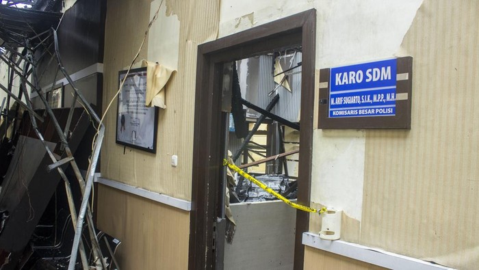 Petugas kepolisian memeriksa kondisi salah satu ruangan Gedung Biro Sumber Daya Manusia (SDM) pasca kebakaran di Mapolda Kalsel, Banjarmasin, Kalimantan Selatan, Kamis (26/1/2023). Polda Kalimantan Selatan akan bekerja sama dengan Laboratorium Forensik (Labfor) Polda Jawa Timur untuk mengetahui penyebab kebakaran yang terjadi di Gedung Biro SDM Polda Kalimantan Selatan.