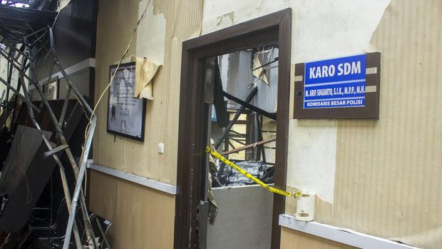 Petugas kepolisian memeriksa kondisi salah satu ruangan Gedung Biro Sumber Daya Manusia (SDM) pasca kebakaran di Mapolda Kalsel, Banjarmasin, Kalimantan Selatan, Kamis (26/1/2023). Polda Kalimantan Selatan akan bekerja sama dengan Laboratorium Forensik (Labfor) Polda Jawa Timur untuk mengetahui penyebab kebakaran yang terjadi di Gedung Biro SDM Polda Kalimantan Selatan.