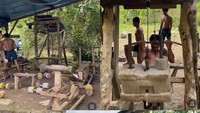 Tempat Gym di Desa Bali Ini Viral, Merakyat Alatnya dari Kayu dan Batu