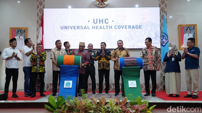 Bupati Bone Andi Fahsar Mahdin Padjalangi Launching UHC bersama Direktur SDM dan Umum BPJS Kesehatan Andi Afdhal Abdullah.