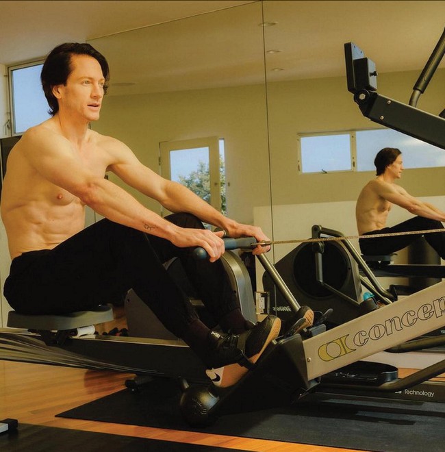 Sebelum tidur, ayah tiga anak ini memakai kacamata yang bisa menghalangi paparan cahaya biru selama dua jam. Dia juga terus memonitor tanda-tanda vital tubuh dan menjalani pemeriksaan kesehatan setiap bulan seperti USG, MRI, kolonoskopi dan tes darah. Setiap harinya dia juga menimbang berat badan, menghitung indeks massa tubuh, lemak tubuh, kadar gula darah dan detak jantung. Foto: Instagram/@bryanjohnson_