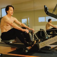 Sebelum tidur, ayah tiga anak ini memakai kacamata yang bisa menghalangi paparan cahaya biru selama dua jam. Dia juga terus memonitor tanda-tanda vital tubuh dan menjalani pemeriksaan kesehatan setiap bulan seperti USG, MRI, kolonoskopi dan tes darah. Setiap harinya dia juga menimbang berat badan, menghitung indeks massa tubuh, lemak tubuh, kadar gula darah dan detak jantung. Foto: Instagram/@bryanjohnson_